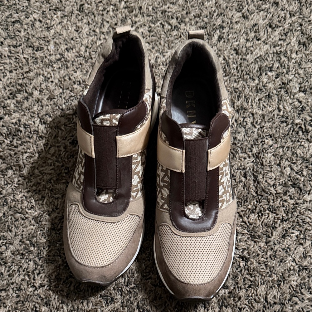 Stylish Slip-On Sneakers in Brown and Beige